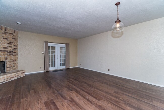 Building Photo - 2-BEDROOM TOWNHOME IN ALAMO HEIGHTS