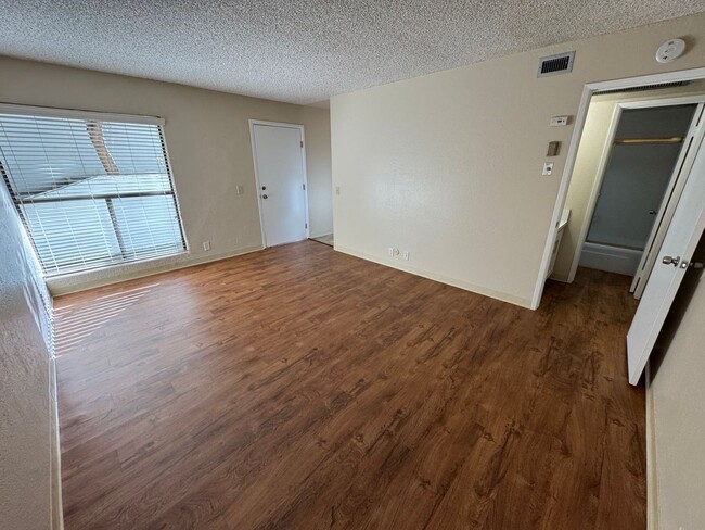 Building Photo - Spacious One-Bed One-Bath Condo Located At...