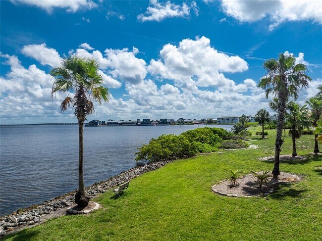Building Photo - 1500 Park Beach Cir