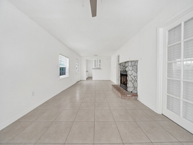 Building Photo - Coming Available 9/15/25 - Balboa Village ...