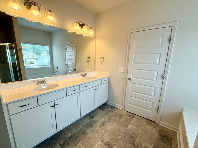 Building Photo - Beautiful New Home in Sought After Neighbo...