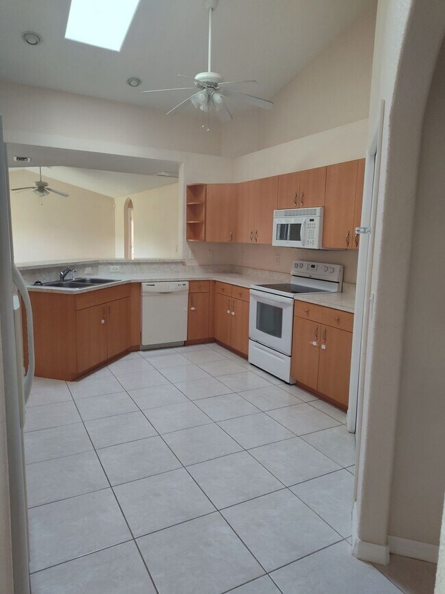 Building Photo - Oak Crest – 4BR/3BA Home with Covered Pati...