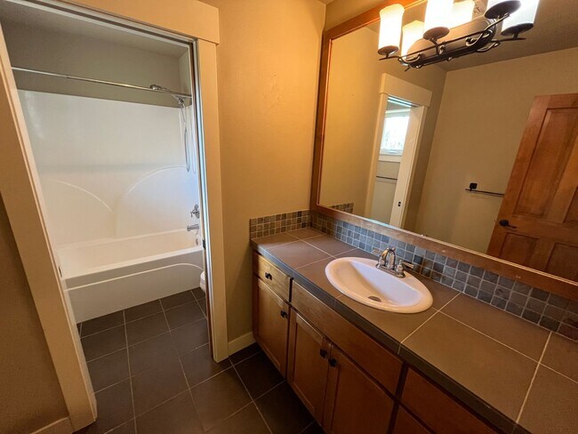 Building Photo - Landscape Maintenance Included! Spacious 3 Bed/2.5 Bath Home in SW Bend - Elder Ridge Street