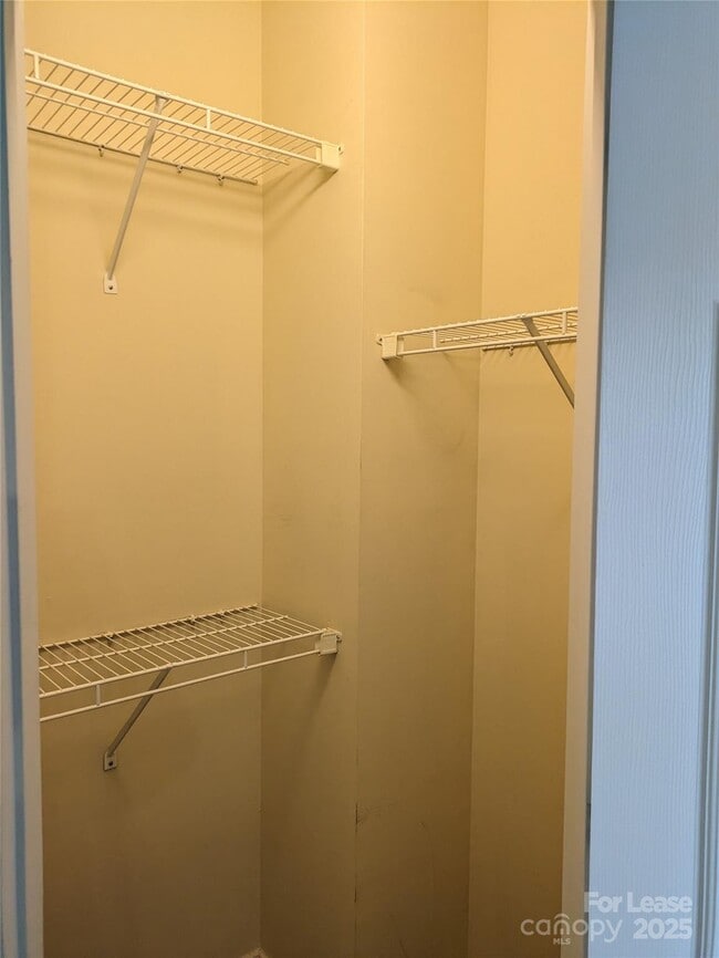 Building Photo - 917 Shearer St