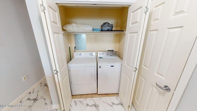 Building Photo - 2228 Beach Dr