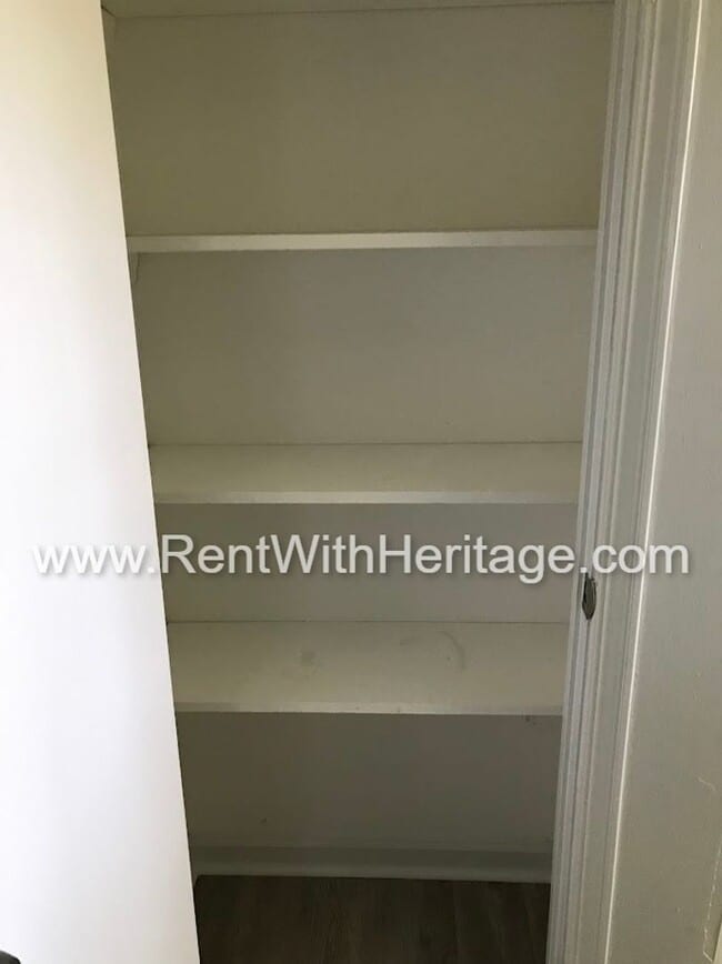 Building Photo - FANTASTIC 2 BEDROOM 1.5 BATH DUPLEX WITH ALL THE UPGRADES / GREAT LOCATION