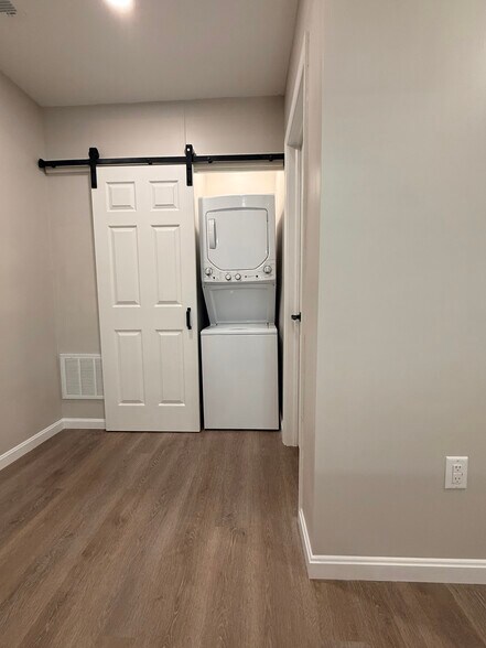 Building Photo - 737 Oak St