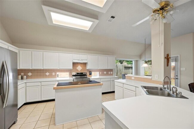 Building Photo - 2307 Millerton Ln