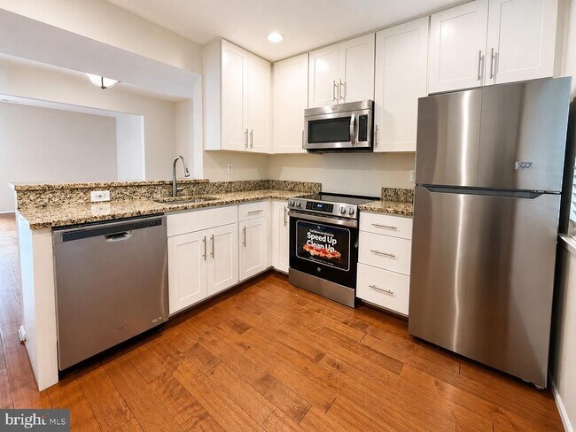 Building Photo - 2473 Glengyle Dr