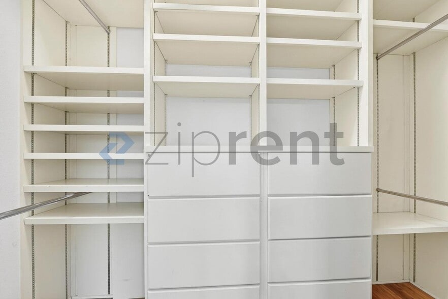 Building Photo - 1042 Grimes Dr