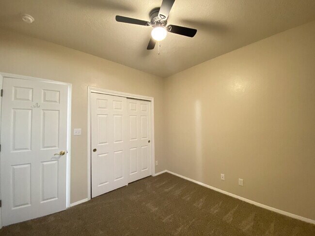 Building Photo - Enchanted Hills - 4BR/2Bath