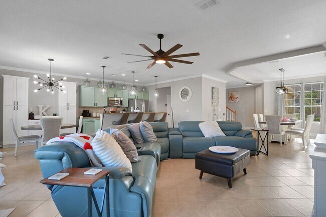 Building Photo - Flagler Station Townhome 3/2.5 - 2 car garage - 2000+ square feet
