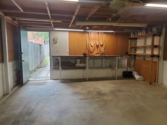 Building Photo - Beautiful 3 Bedroom, 1.5 Bath *2 Car Detac...