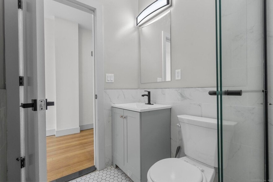 Building Photo - 111 Bank St