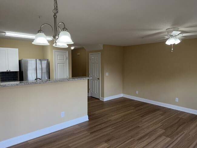 Building Photo - "Charming 3-Bedroom Townhouse in Crestview with Granite Countertops & 2.5 Baths!"
