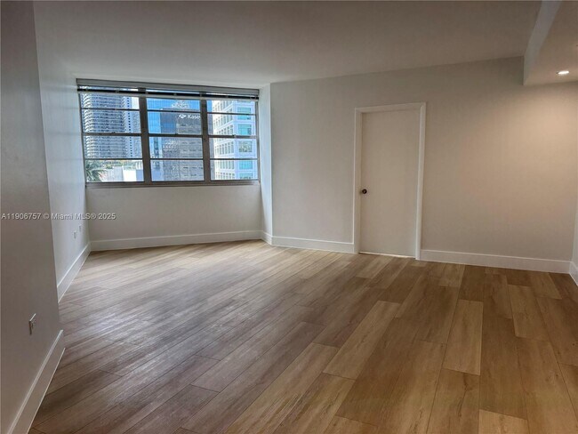 Building Photo - 825 Brickell Bay Dr