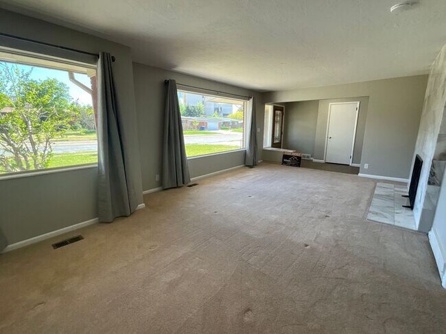 Building Photo - 3 bdrm 2 bath Home 2 car Garage small dog ...