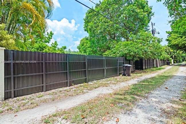 Building Photo - 56 Whitethorn Dr