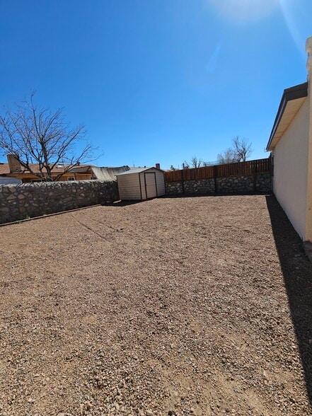 Back yard with storage shed - 1556 Common Dr