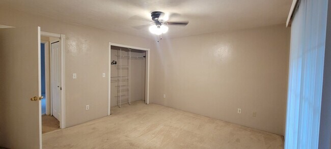 Building Photo - 3 Bedroom/ 2 Bath home in Black Acres(Close to UF)