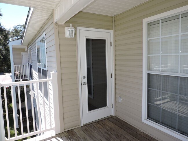 Building Photo - Easy access to interstate, shopping & hosp...