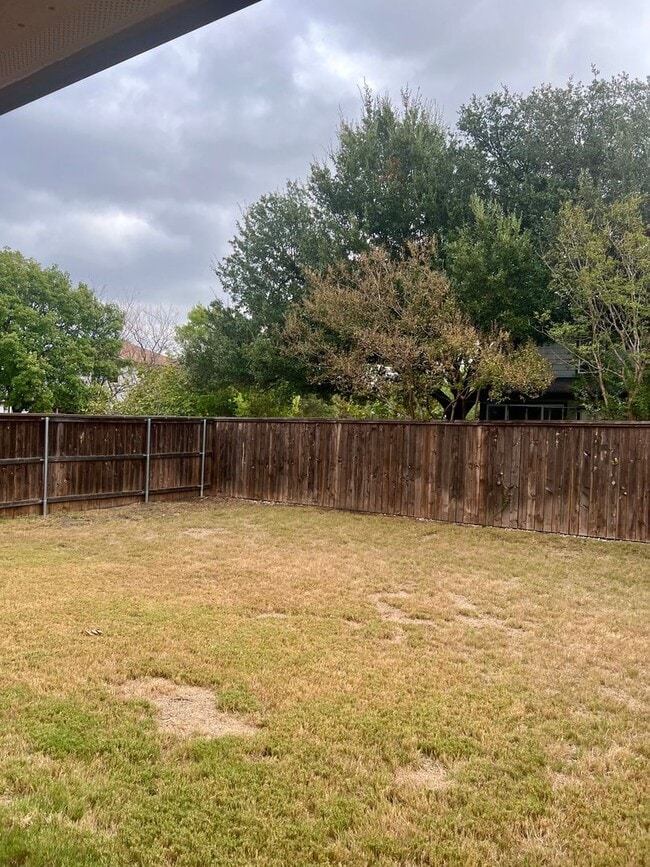 Building Photo - Large 5 Bedroom Home on Corner Lot