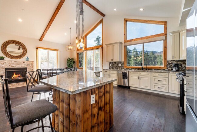 Building Photo - Stunning 4-Bedroom Home with Amazing Views, EV Charger & Solar in Big Bear!