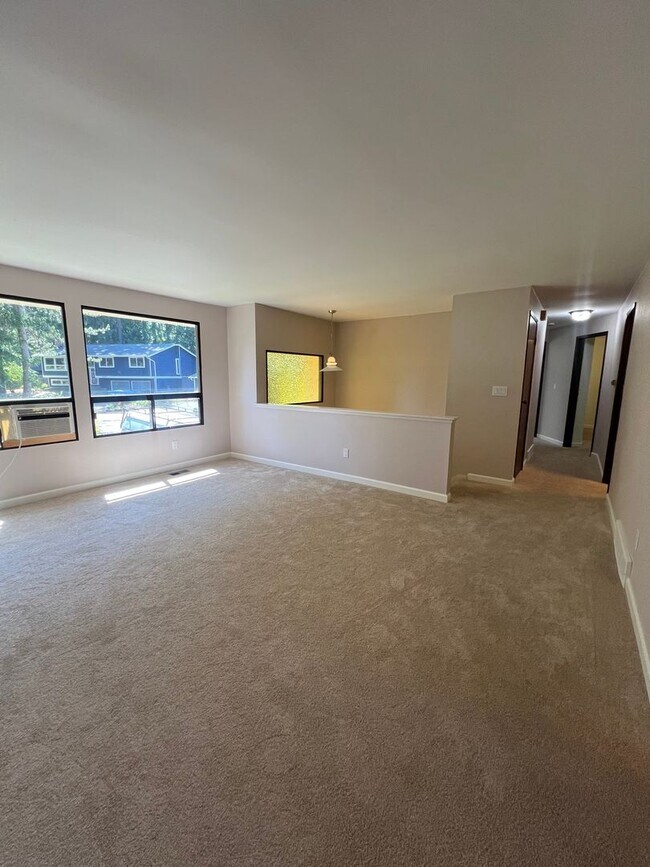 Building Photo - Finn Hill neighborhood Kirkland!
