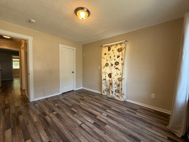 Building Photo - CHARMING HOME FOR RENT IN DOWNTOWN ST. GEORGE!