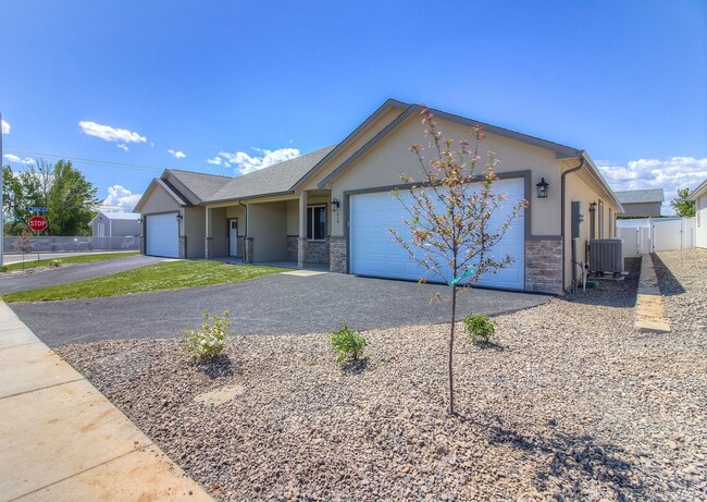 Building Photo - Gorgeous 3 Bedroom Home in West Valley