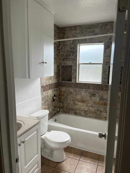 Building Photo - 1508 Valleyridge Dr