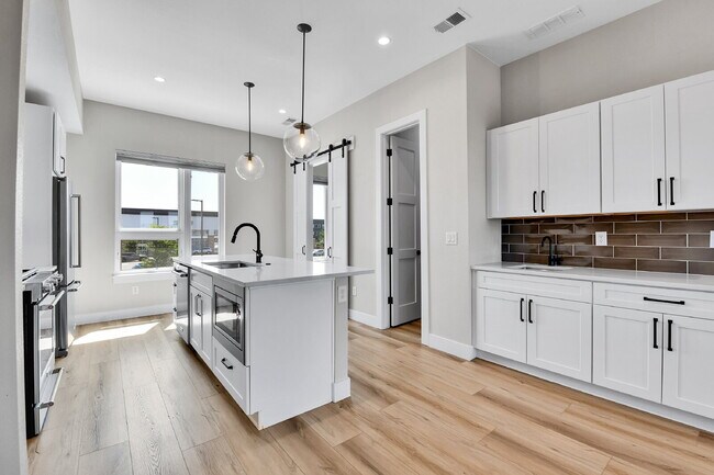Building Photo - $3,200 - 2 Bed, 2.5 Bath Townhome in Prime...