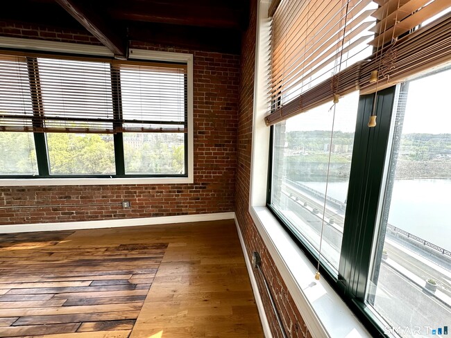 Building Photo - 145 Canal St E