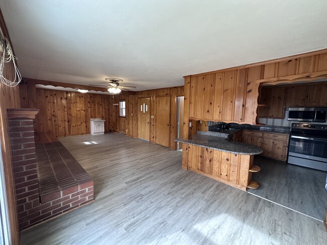 Building Photo - 638 Oakland Dr