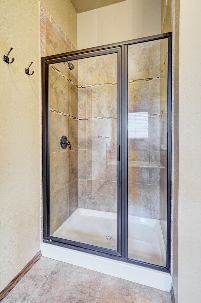 Building Photo - 1713 Pinewood Dr