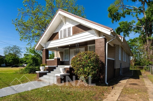 Building Photo - 512 1st St N