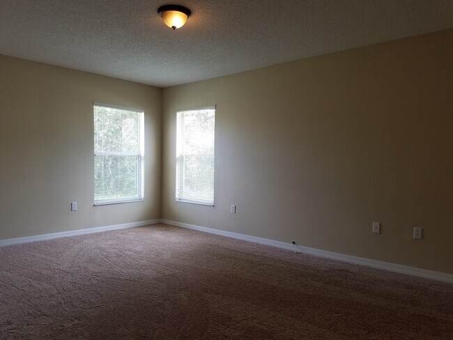 Building Photo - 3-Bedroom, 2-Bathroom Home in Kissimmee **...