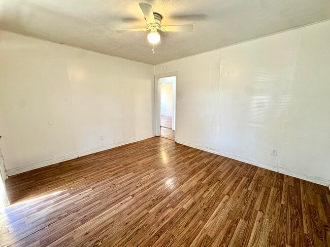 Building Photo - 114 N Avenue V