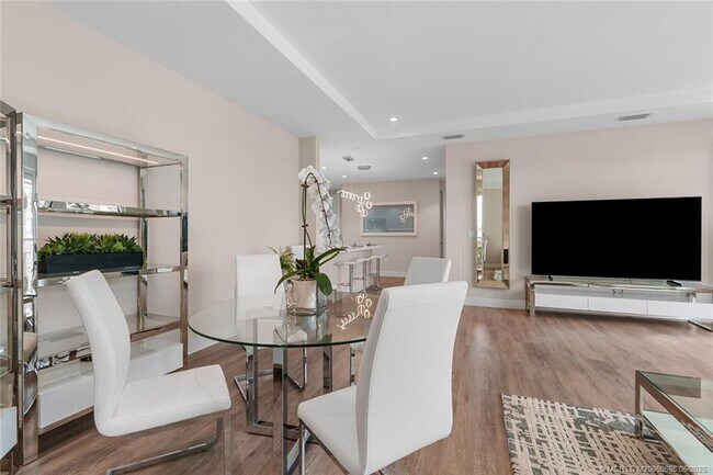 Building Photo - 41 SW Seminole St