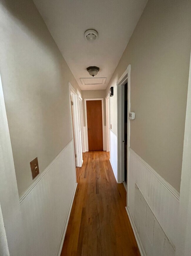 Building Photo - Ozark - Walk Out Basement with Extra Livin...