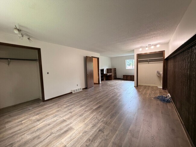 Building Photo - 6375 Bauer Rd