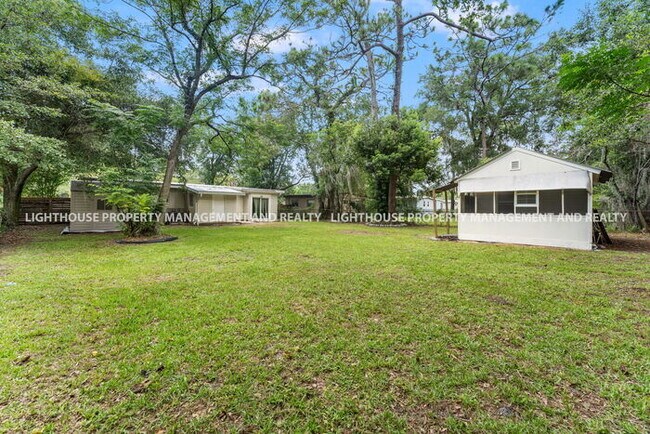 Building Photo - Spacious 3 Bed/1 Bath Home with Fenced Yar...