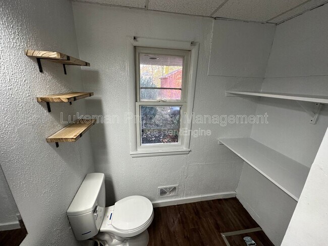Building Photo - 714 Village St
