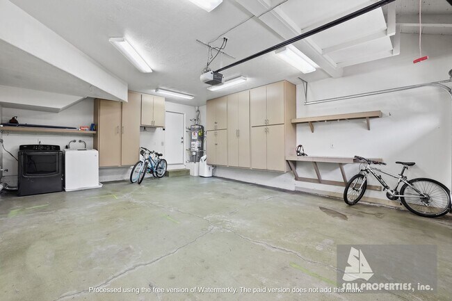 Building Photo - Beach Townhome Vacation Rental with two car garage!