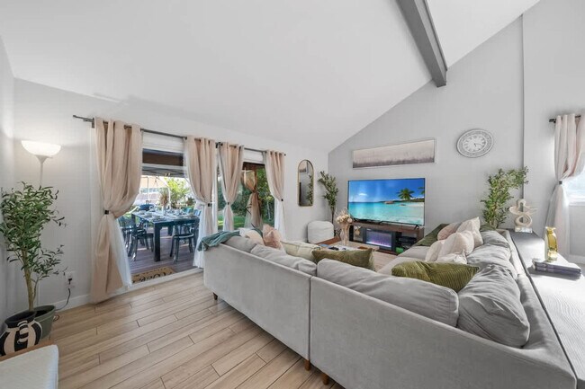 Building Photo - 9737 Benavente Pl