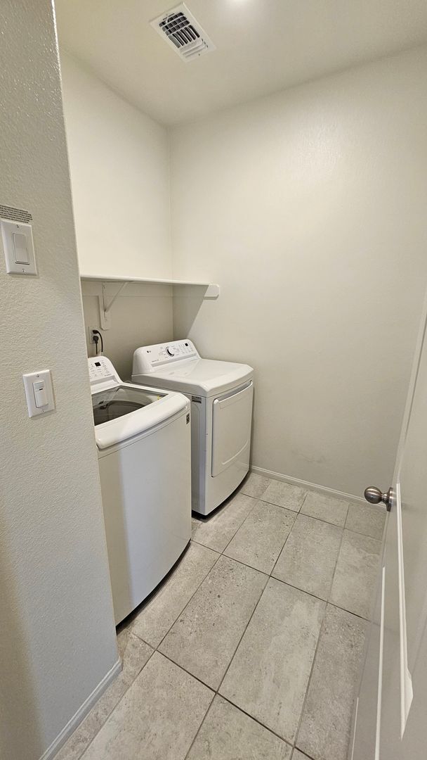 Building Photo - Modern 4 Bedroom Home in City in the Hills