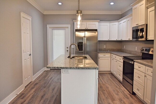 Building Photo - 10 Oakfield Dr N