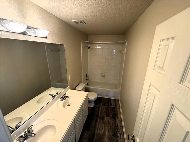Building Photo - 19043 Country Square Dr
