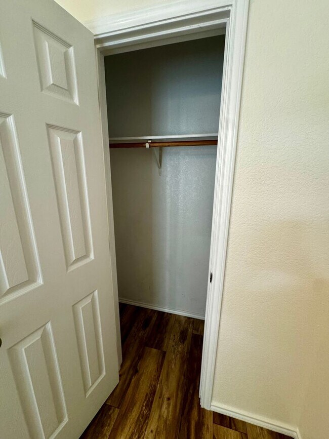 Building Photo - Spacious 4 Bedroom 2 Bath