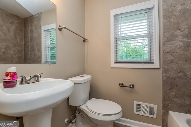 Building Photo - 742 King Rd